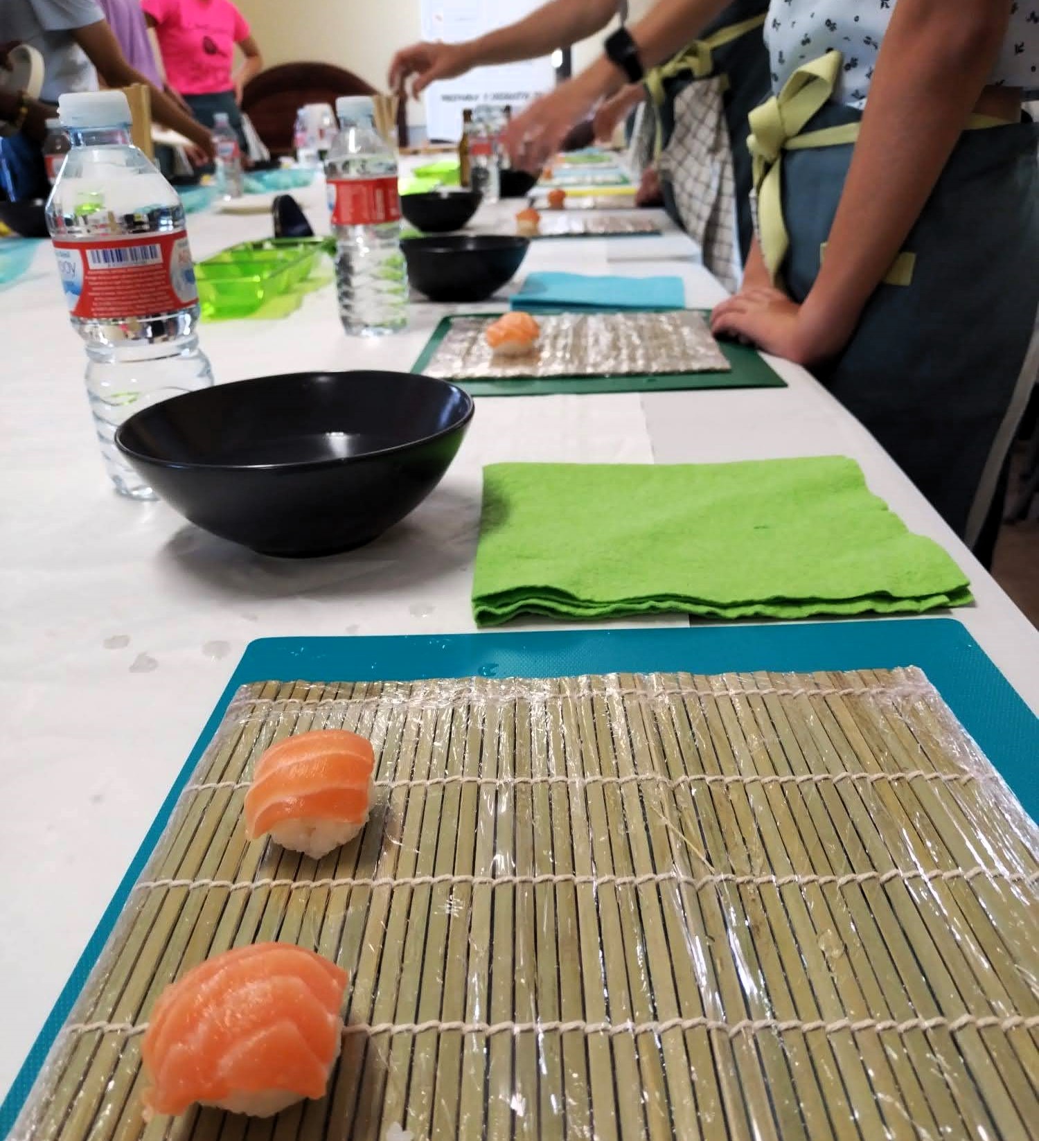 Grupo en taller de sushi