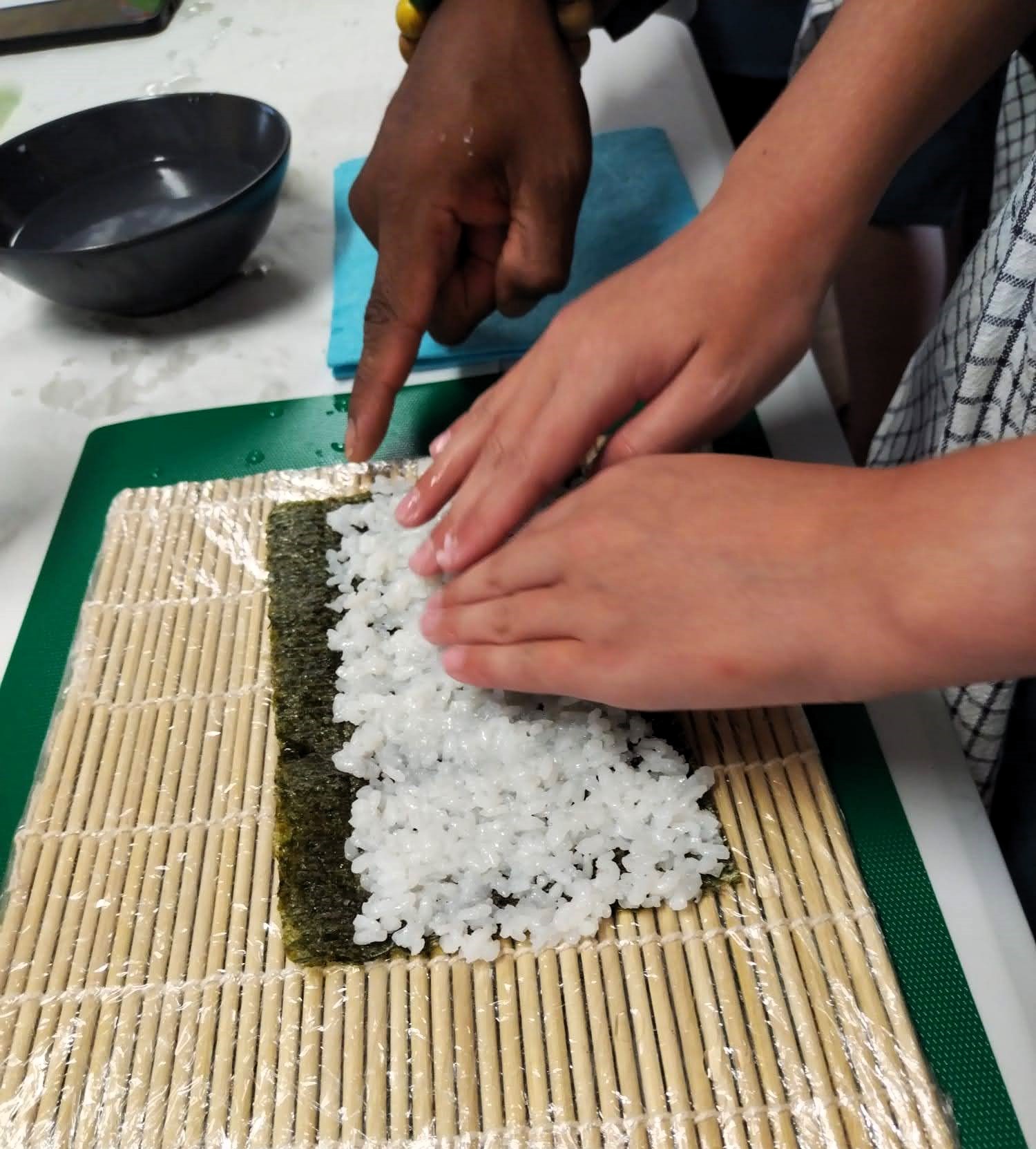 Participantes preparando sushi