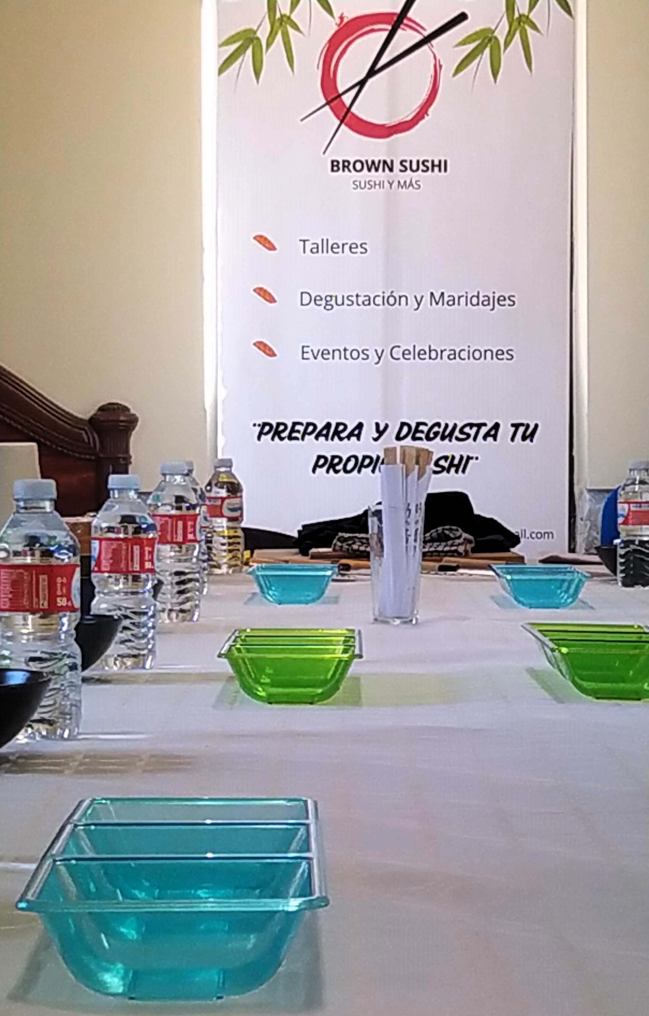 Team building gastronómico con sushi — equipo trabajando junto en la mesa