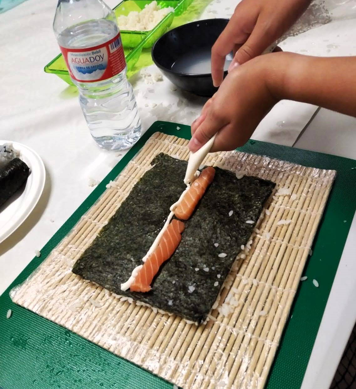 Elaboración de rolls de sushi